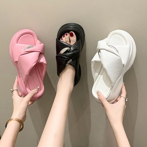 실버 메탈 포인트 꼬임 키높이 통굽 슬리퍼 푹신한 발편한 쿠션 여름 신발 여성 비치 샌들