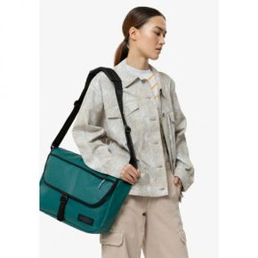 4805699 Eastpak DELEGATE - Across body bag outsite blue