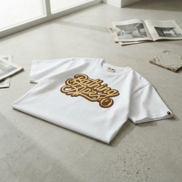 확대된 대표 베이프 BATHING APE 스크립트 로고 티셔츠 M WHITE BROWN 001TEL301055MWH7