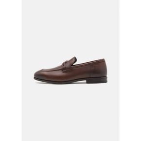 4645687 Stuart Weitzman SIMON CRISSCROSS LOAFER - Slip-ons brown 77736249