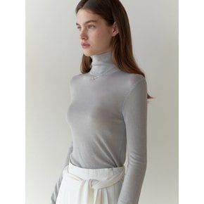 Powdery turtleneck knit (silver blue)