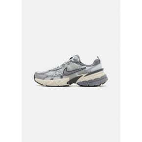 우먼 나이키 V2K 런 - 스니커즈 운동화 - 퓨어 platinum/metallic 쿨 grey/wolf grey/cool grey/