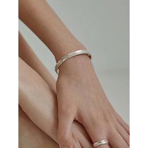 Hollow bangle