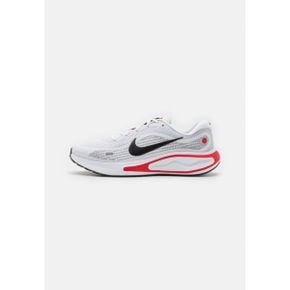 4726749 Nike JOURNEY RUN - Neutral running shoes white/black/fire red/cement grey