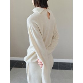 [3차 리오더] Back-Neck Slit Turtle-Neck Top_Ivory