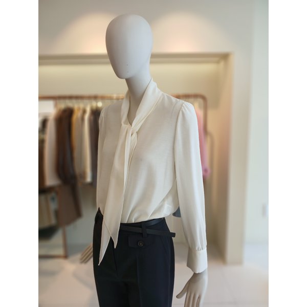 [여주점] 씨씨콜렉트 리본타이브이넥블라우스 E262msc131