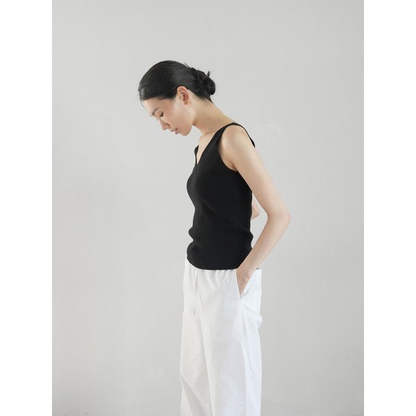V-neck sleeveless knit (Black)