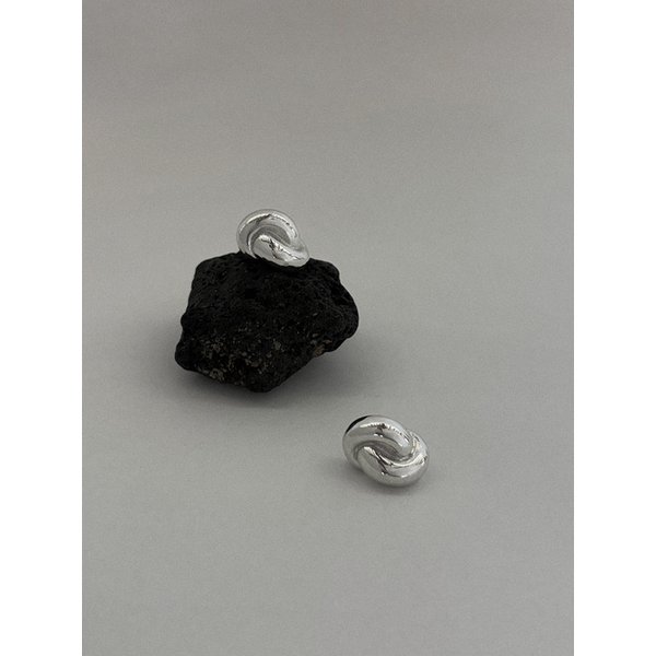 The lovers knot earrings (silver)