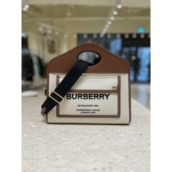 버버리 [부산점] 여성 테크니컬 스몰 포켓 토트백 8036784