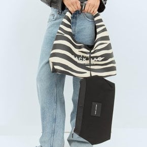 24 FW 마크제이콥스 The Zebra Sack 지브라 삭 레더 숄더백 2F4HSH023H04 005