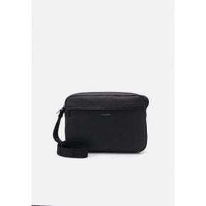 5065502 Calvin Klein MUST MESSENGER UNI - Laptop bag black pebble