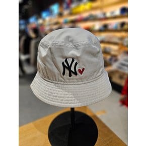 [시흥점] 공용 MLB 뉴욕 양키스 하트 로고 버킷 햇 화이트 12865139