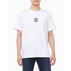 남성 레귤러핏 CK 쉴드 반팔 티셔츠(4RB828G)