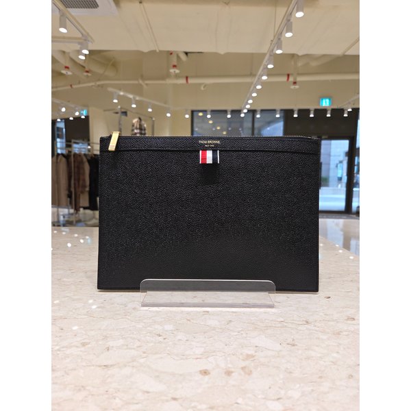 [부산점] 공용 삼선탭 페블 그레인 레더 스몰 클러치 MAC019L-00198-001