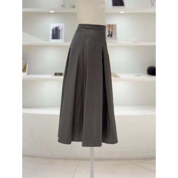 [여주점] 여성 로고 장식 레더 플레어 스커트 (L261PSD011)