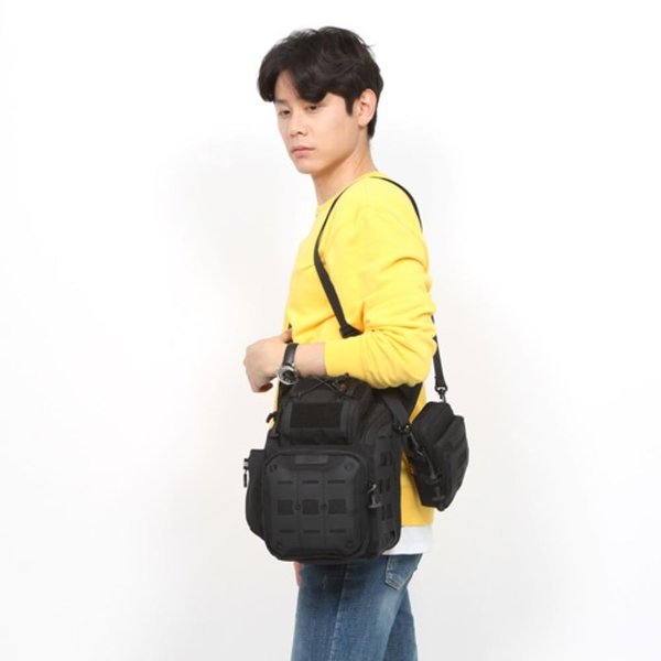 [옷자락] 남자 아웃도어 패드수납 블랙 방수 크로스백