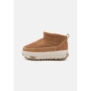 5269200 UGG VENTURE DAZE ULTRA MINI UNI - Winter boots chestnut/ceramic