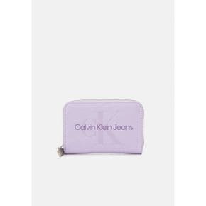 4577386 Calvin Klein SCULPTED MED ZIP AROUND MONO - Wallet pastel lilac 76829152