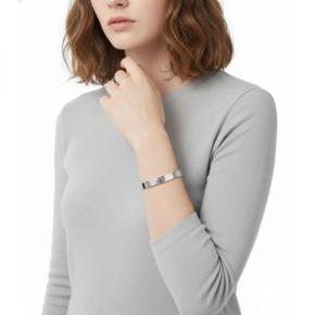 MM6 26FW 인그레이빙 넘버 커프 팔찌 SM6UY0061 P6469 951