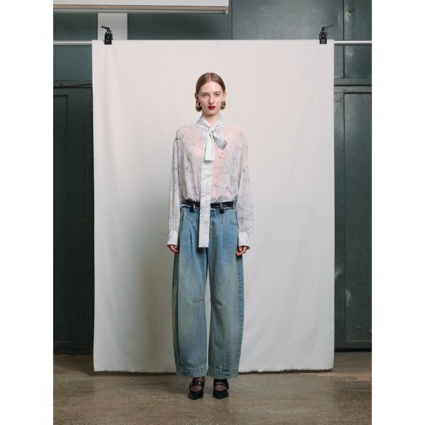 BLUE VOLUME TUCK FAUX LEATHER BELT DENIM PANTS