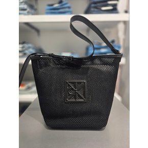 [파주점] [캘빈클라인진] 여성 엠블럼 메쉬 버킷 백 4F3423G-UB1