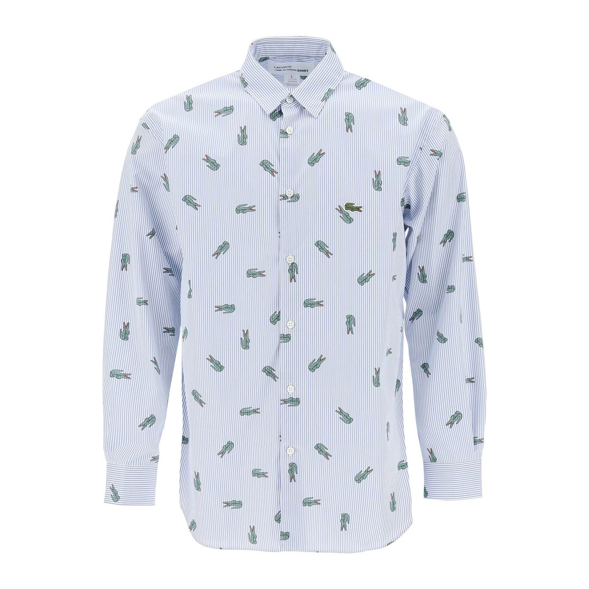 Comme des Garçons Shirt x Lacoste 컬렉션의 셔츠로, 전체적으로 크로커다일 프린트가 있는 스트라이프 퓨어 코튼 옥스포드 소재로 제작되었습니다.클래식한 칼라, 전면 버튼 클로저, 둥근 헴라인, 사이드 플리츠가 있는 뒷면 요크가 특징입니다.가슴에 아이코닉한 악어 패치가 새겨져 있습니다.루즈 핏.모델의 키는 187cm이고 L 사이즈를 착용합니다.