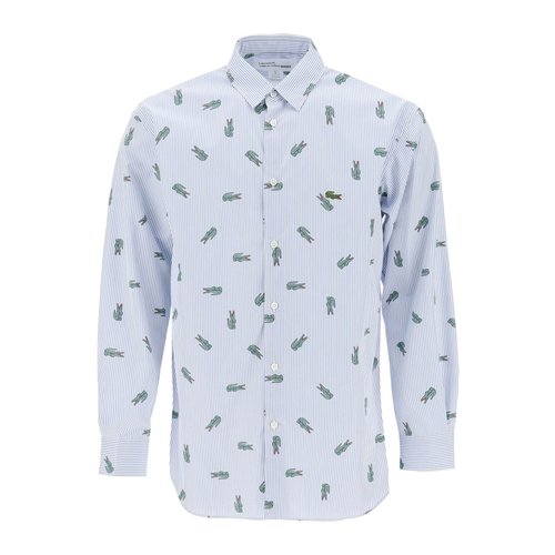 Comme des Garçons Shirt x Lacoste 컬렉션의 셔츠로, 전체적으로 크로커다일 프린트가 있는 스트라이프 퓨어 코튼 옥스포드 소재로 제작되었습니다.클래식한 칼라, 전면 버튼 클로저, 둥근 헴라인, 사이드 플리츠가 있는 뒷면 요크가 특징입니다.가슴에 아이코닉한 악어 패치가 새겨져 있습니다.루즈 핏.모델의 키는 187cm이고 L 사이즈를 착용합니다.