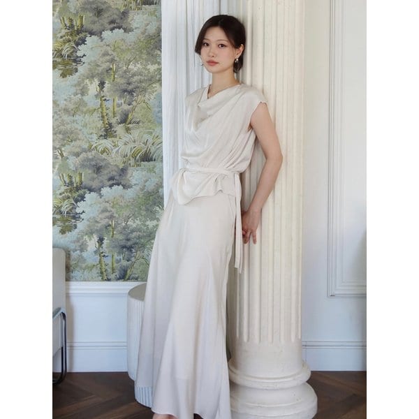 [세트] 글로우 스트랩 블라우스 + 글로우 플레어 스커트 아이보리 amr2267