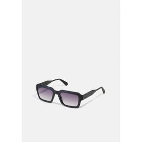 4953745 Calvin Klein UNI - Sunglasses matte black