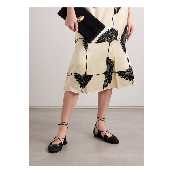 르 몽드 베릴 그릭 레이스업 실크 새틴 발레리나 플랫 블랙 1647597333905547