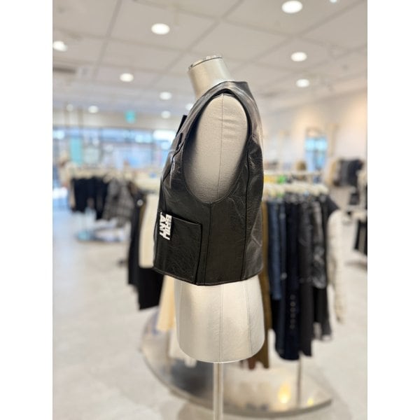 [부산점] 페이크 레더 라운드 카라 크롭 베스트 ES1JF100