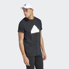 [남녀공용] 대담한 아디다스 로고가 돋보이는 그래픽 티셔츠로 퓨처 아이콘 보스 반팔티(IR9170)