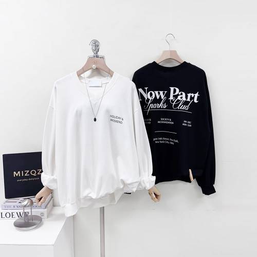 미즈큐즈 / 홀리데이 레터링 브이넥 루즈핏 맨투맨 티셔츠 2color