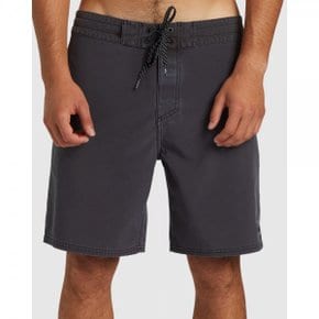 Quiksilver Mens Surfsilk Street Trunk 18 Board Shorts - BLACK