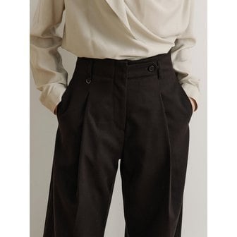 ourcomos comos 1621 tab point one-tuck slacks (dark wine brown)