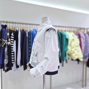 AK원주점 르니앤맥코이 밑단 배색 자수 블라우스 MN04BL406