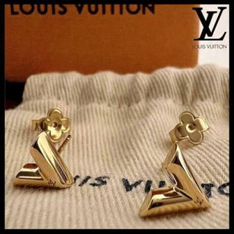 LOUIS VUITTON 명절   에센셜 V 스터드형 귀걸이 M68153 M68153