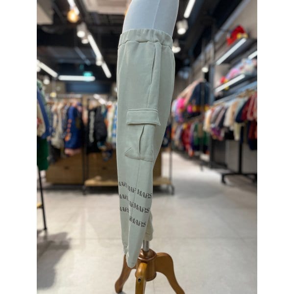 [파주점] (BE)마이어나더스토리-기모카고레터링팬츠 74C1G41002