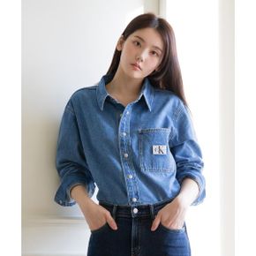 캘빈클라인 JEANS 여 라이트블루 크롭 대드핏 데님 셔츠 J223480 1AA