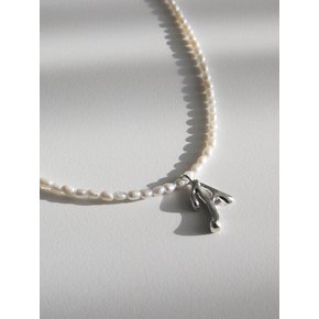 melting Initial pearl necklace silver