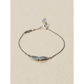 SILVER FEATHER CHARM BRACELET