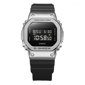 카시오 G-쇼크 (G-SHOCK) 메탈 커버 시리즈 GM-5600U-1JF