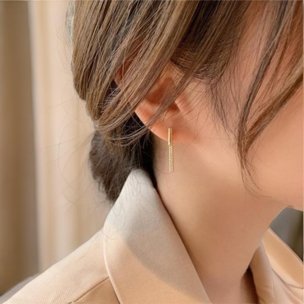 [옷자락] 여자 일자 잔큐빅 심플 귀걸이