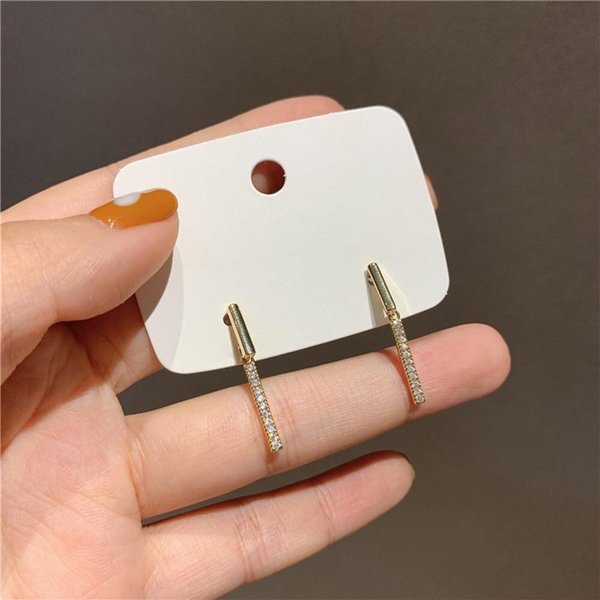 [옷자락] 여자 일자 잔큐빅 심플 귀걸이