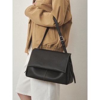 오스트카카 모라 플랩 숄더 블랙