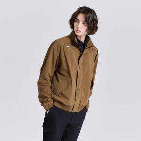 [온라인단독] 남성 아키텍처 하이넥 블루종 자켓 카멜 CHE3MJK5303CA