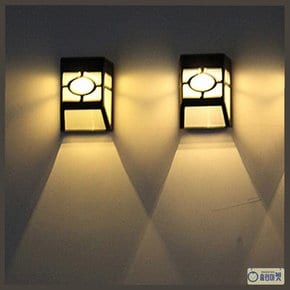 솔라벽등 태양광 충전 경량 친환경 조명 방수 벽부착 태양광패널 두가지색상 전원어려운곳 야외조명 정원조