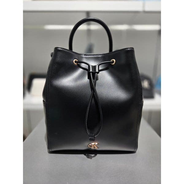 [파주점] [캘빈클라인] 여성 하드웨어 모노그램 드로우 스트링 백팩 4F3329G-YIH