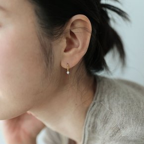 [ 본사정품 / 실크 파우치 쇼핑백증정 ] 14k 골드필드 실버 지르코니아 음표 라인 스틱 귀걸이
