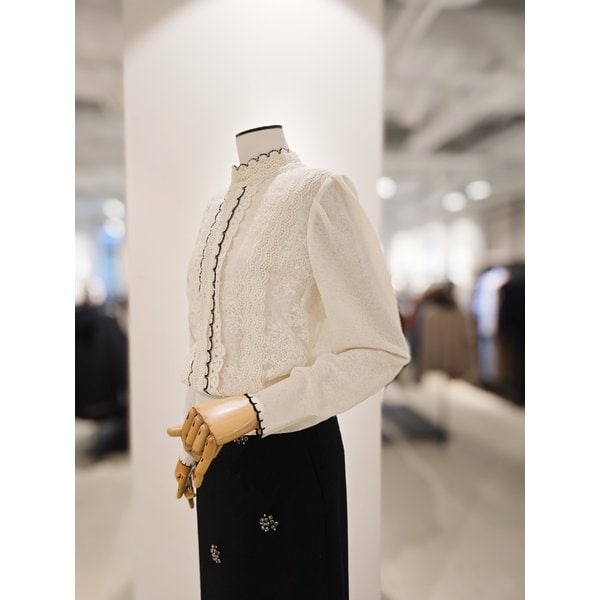 [파주점] [더아이잗컬렉션]배색 펄 레이스 풀오버 니트 CR2A1PO321